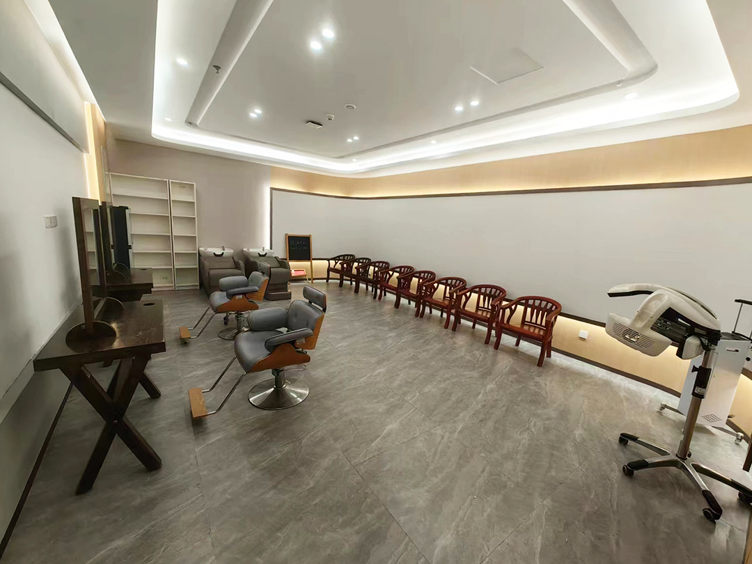 老（lǎo）人理發室